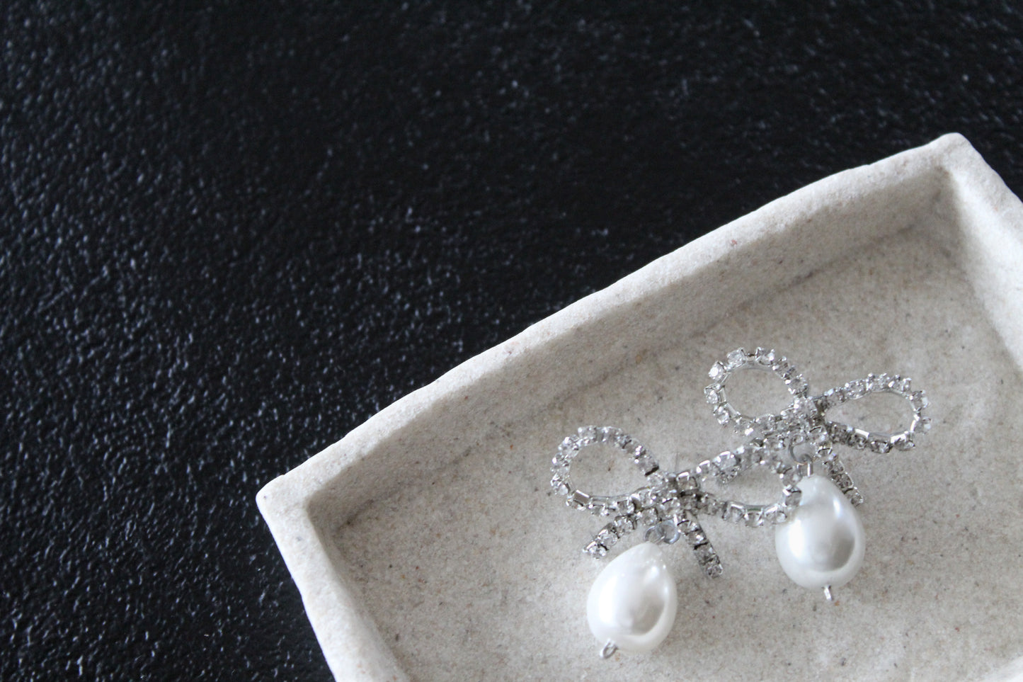 Bow & pearls